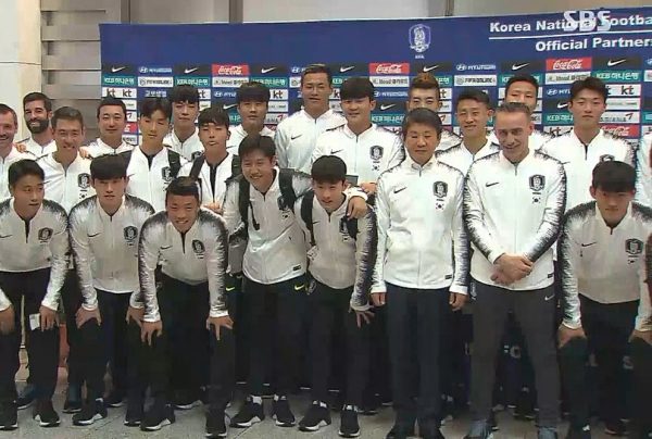 한국 축구국가대표팀이 오는 15일 북한 평양에서 열리는 카타르 월드컵 예선전을 치르기 위해 13일 출국전 기념사진을 찍고 있다. 사진=SBS TV 캡처