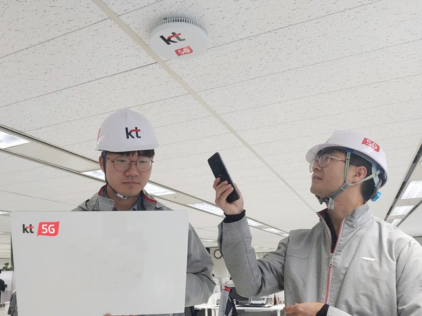 KT 네트워크부문 직원들이 대구 KT 효목사옥 내 5G 스몰셀(Small Cell) 솔루션 RDS(Radio Dot System)를 설치한 후 품질을 점검하고 있다.  사진/KT