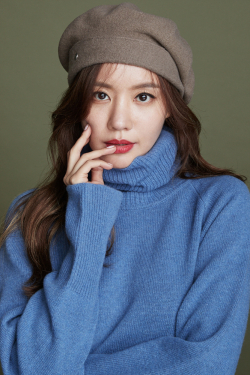 배우 김아중이 올 겨울 유행할 패션 아이템을 선보이고 있다. @엣지 (A+G)