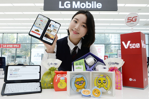 LG전자 모델이 LG베스트샵 서울양평점에 위치한 모바일 코너에서 수험생 특별 구매혜택을 소개하고 있다. LG전자가 이달 말까지 LG V50S ThinQ, LG V50 ThinQ 등 LG전자가 출시한 5G 스마트폰을 구매하는 수험생을 대상으로 ‘카카오프렌즈 액세서리 패키지’와 ‘넷마블 인기 3종 게임아이템’을 구매혜택으로 제공한다.  사진/LG전자