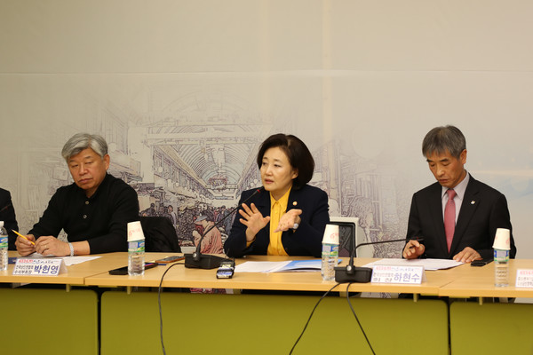 박영선 중소벤처기업부 장관이 22일 서울역에서 열린 전국상인연합회간담회에서 인사말을 하고 있다.  사진/중소벤처기업부