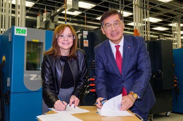 LG화학 CEO 신학철 부회장과  GM CEO 메리 바라 회장이 합작계약을 체결하고 있다. 사진/LG화학