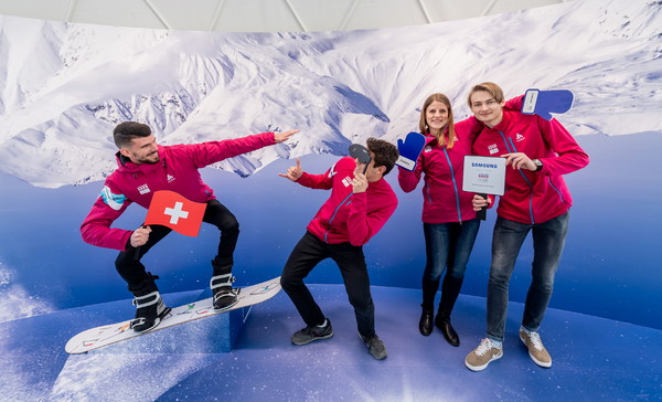 '2020 로잔 동계 유스 올림픽' 기간 동안 삼성전자가 스위스 로잔에서 운영하는 '삼성 올림픽 체험관'에서 방문객들의 최신 모바일 기술을 체험 모습.  사진/삼성전자