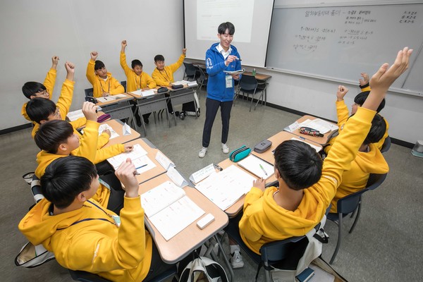 지난 11일 경기도 용인시 한국외국어대학교 글로벌캠퍼스에서 '2020 삼성 드림클래스 겨울캠프'에 참가한 중학생들이 대학생 멘토로부터 수업을 듣고 있다. 사진/삼성전자