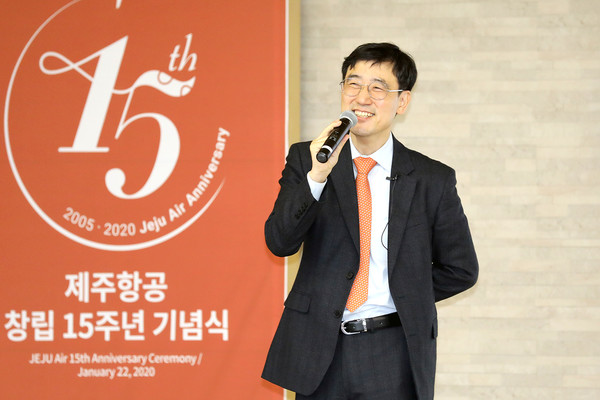 제주항공 이석주 대표이사가 22일 서울 강서구 한국공항공사 스카이홀에서 열린 '제주항공 창립 15주년 기념식'에서 '2020 3대 도전 과제'를 밝히고 있다. 사진/제고항공