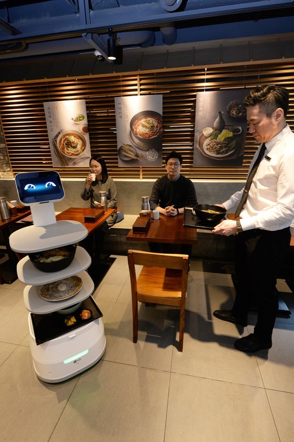 제일제면소 서울역사점에 방문한 고객들이 LG 클로이 서브봇을 체험하고 있다. 사진/LG전자