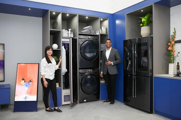삼성전자 모델이 북미 최대 규모의 주방·욕실 관련 전시회인 'KBIS 2020'에서  프리미엄 세탁기·건조기와 패밀리허브 냉장고 등으로 구성된  ‘커넥티드 리빙존’에서 차별화된 AI·IoT가전을 소개하고 있다. 사진/삼성전자