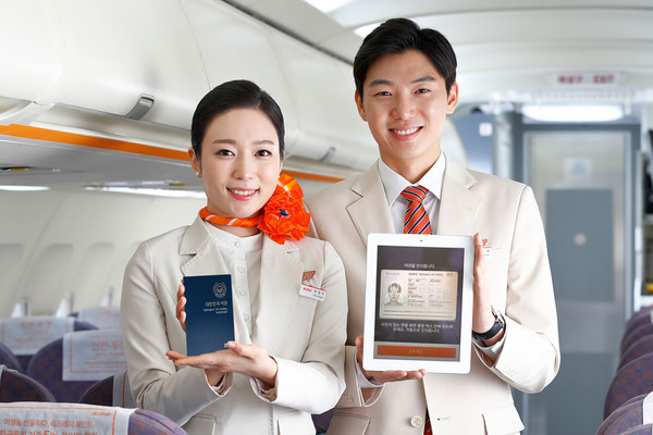 제주항공 승무원들이 모바일탑승권 이용 고객들을 위한 여권 간편 스캔기기를 선보이고 있다. 사진/제주항공