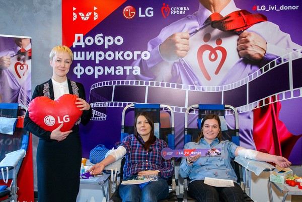 LG전자가 19일 러시아 모스크바에서 러시아 콘텐츠 업체 ‘ivi’와 함께 헌혈행사를 진행했다. 참가자들이 헌혈행사에 참여하고 있다. 사진/LG전자