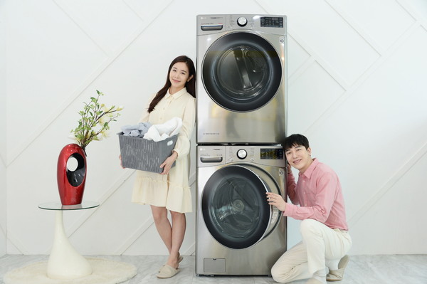 모델들이 'LG 트롬 건조기 스팀 씽큐(상)'와 인공지능 DD세탁기 'LG 트롬 세탁기 씽큐(하)'를 소개하고 있다. 사진/LG전자