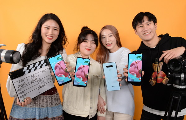 유튜브 '이십세들'의 멤버들이 LG Q51을 소개하고 있다. 사진/LG전자