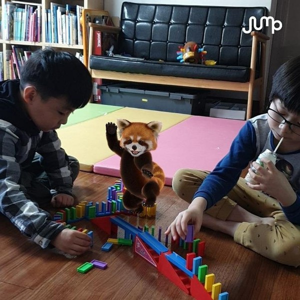 집안에서 두 어린이와 함께 도미노 놀이를 하고 있는 레서판다. 사진/SK텔레콤