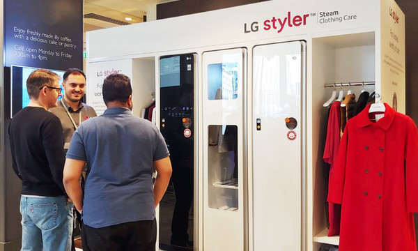 LG전자가 이달 9일부터 20일까지 2주간 프리미엄 백화점을 운영하는 ‘존 루이스(John Lewis)’의 英 런던 소재 본사 1층에 LG 스타일러 체험존을 운영하고 있다. 현지 고객들이 신개념 의류관리기 LG 스타일러를 살펴보고 있다. 사진/LG전자