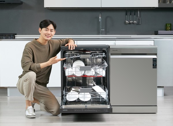 삼성전자 모델이 수원 삼성전자 디지털시티 프리미엄하우스에서 한국인의 식생활에 최적화된 성능과 위생, 사용 편리성을 갖춘 삼성 식기세척기 신제품을 소개하고 있다. 사진/삼성전자