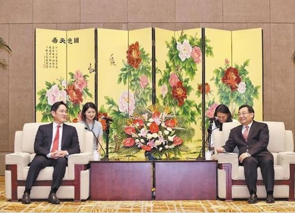 중국을 방문한 이재용 삼성전자 부회장(왼쪽)이 지난 18일 후허핑 산시성 당서기와 만나 협력 방안을 논의하고 있다. 사진/산시일보 홈페이지 캡처
