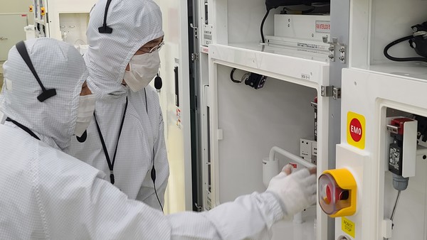 이재용 삼성전자 부회장(왼쪽에서 두번째)이 30일 세메스 천안사업장을 찾아 반도체 및 디스플레이 제조장비 생산 공장을 점검하고 있다. 사진/삼성전자