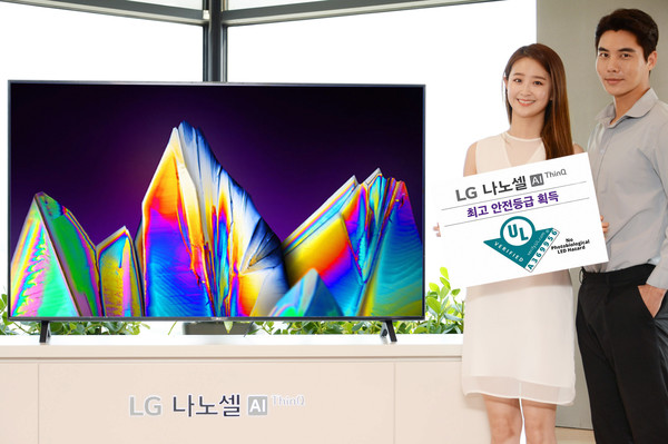 모델이 글로벌 안전과학회사 'UL'로부터 '광생물학적 LED 안전성' 검증을 받은 'LG 나노셀 TV'를 소개하고 있다. 사진/LG전자