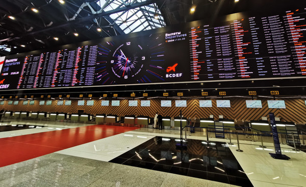 LG전자가 모스크바 북부에 위치한 세레메티예보 국제공항 C터미널에 LED 사이니지를 활용해 가로 68.5미터, 세로 6.5미터 규모의 항공운항정보표출시스템을 구축했다. 사진/LG전자