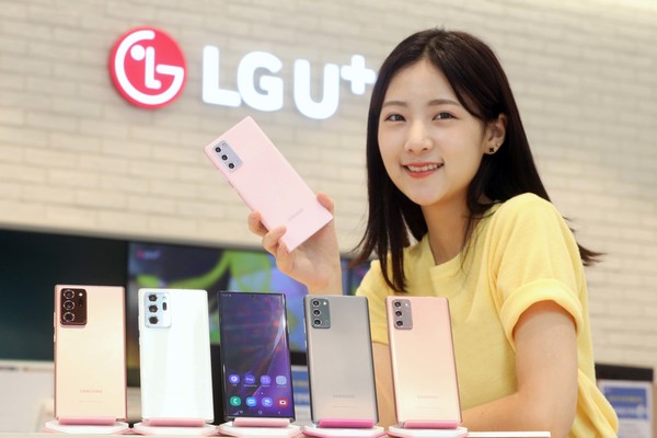 LG유플러스 모델이 이달 7일부터 13일까지 삼성전자의 하반기 전략 스마트폰인 ‘갤럭시노트20’의 사전예약판매 개시를 홍보하며, 단독 출시 색상인 '미스틱 핑크'를 소개하고 있다. 사진/LG유플러스