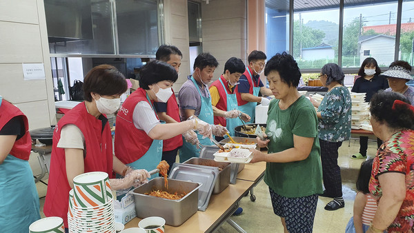 KT 임직원들이 지난 7일부터 강원도 철원군 김화읍 생창리 마을회관에서 이재민과 자원봉사자를 대상으로 ‘사랑의 밥차’ 배식활동을 진행하는 모습. ⓒKT