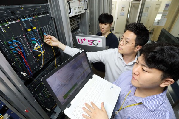 LG유플러스 협력사인 유비쿼스 직원들이 통신 장비를 점검하고 있는 모습. ⓒLG유플러스