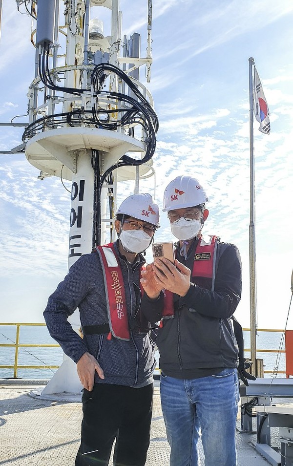 SKT 엔지니어들이최남단 이어도에 위치한 이어도 해양과학기지의 5G 기지국을 점검하는 모습. ⓒSK텔레콤