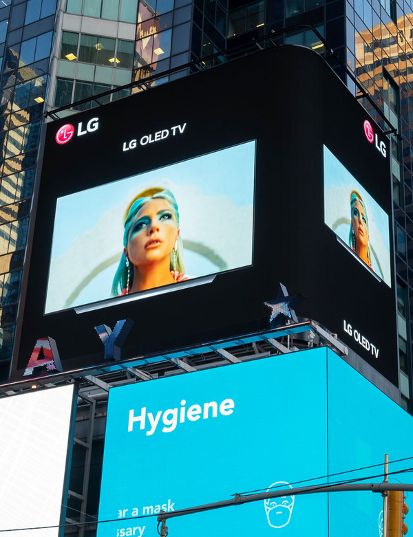 6일(현지시간)부터 미국 뉴욕 타임스스퀘어의 전광판에서 세계적인 팝스타 레이디 가가(Lady GaGa)의 신곡 ‘911’ 뮤직비디오가 상영되고 있다. ⓒLG전자