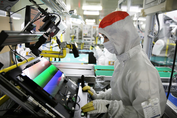 삼성디스플레이 중국 동관 노트북용 OLED생산라인 직원들이 제품을 검사하고 있다. ⓒ삼성디스플레이