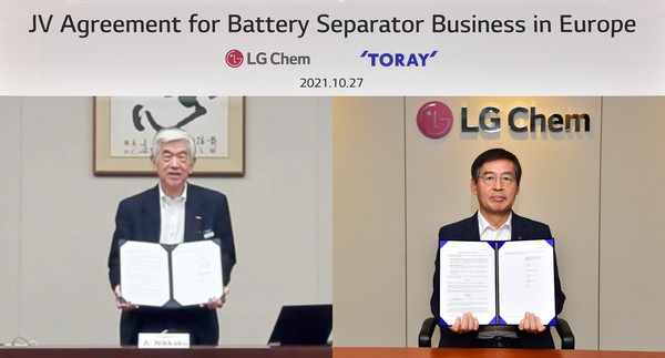 LG화학 신학철 부회장(오른쪽)과 닛카쿠 아키히로(Akihiro Nikkaku) 사장(왼쪽)이 27일 화상회의를 통해 합작법인 설립 계약을 체결하고 있다. ⓒLG화학