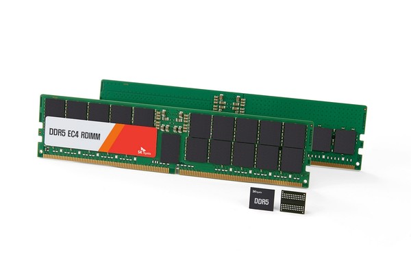 SK하이닉스가 업계 최초로 샘플 출하한 24Gb DDR5 D램과 96GB, 48GB D램 모듈. ⓒSK하이닉스