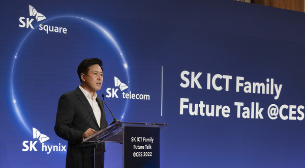 박정호 SK스퀘어 부회장이 CES 2022가 열린 미국 라스베이거스에서 기자 간담회를 갖고 ‘SK ICT 연합’의 비전을 발표하고 있다. ⓒSK ICT 3사 공동