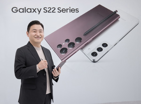 삼성전자 MX사업부장 노태문 사장이 10일(한국시간) 밤 온라인으로 열린 '삼성 갤럭시 언팩 2022'에서'갤럭시 S22 울트라'를 소개하고 있다. ⓒ삼성전자