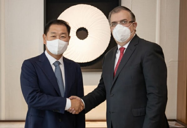 한종희 삼성전자 DX부문장 부회장(왼쪽)은 5일 서울에서 마르셀로 에브라르드 멕시코 외교부 장관(오른쪽)을 만났다. ⓒ삼성전자