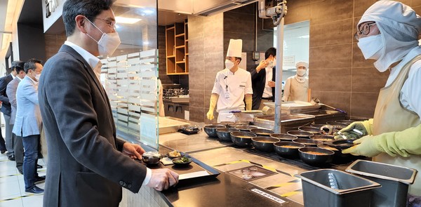 이재용 삼성전자 부회장이 30일 서울 송파구 신천동 삼성SDS 구내식당을 이용하고 있다. ⓒ삼성전자