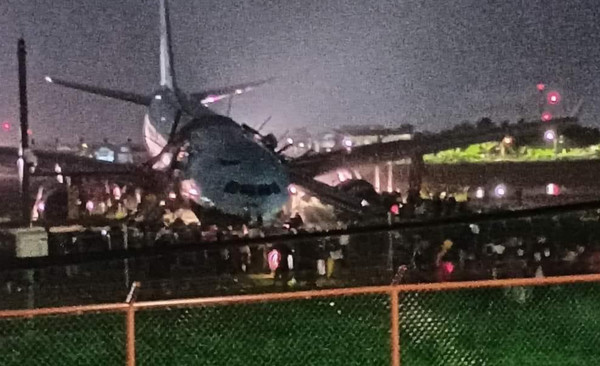 24일 0시 7분경 필리핀 세부 막탄공항에서 대한항공 여객기가 착륙 후 활주로를 이탈(오버런·overrun)하는 사고가 발생했다. 24일 대한항공에 따르면 인천국제공항에서 출발해 세부 막탄 공항으로 향한 A330-300 항공기가 현지 기상 악화로 비정상 착륙했다. (사진은 트위터 캡처) ⓒ연합뉴스