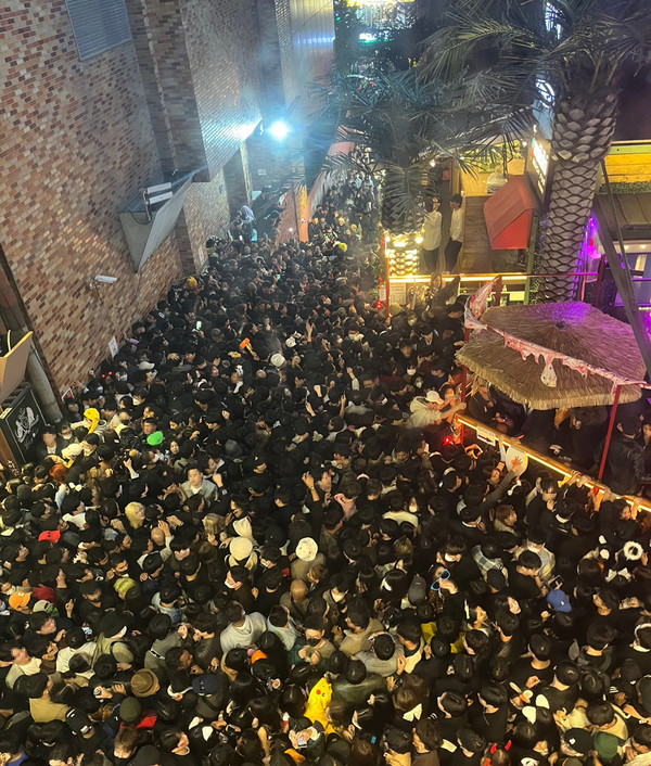 29일 밤 서울 용산구 이태원동 해밀톤 호텔 부근 도로에 시민들이 몰려 있다. 이날 핼러윈 행사 중 인파가 넘어지면서 다수 사상자가 발생했다. 사진은 독자 제공. ⓒ연합뉴스