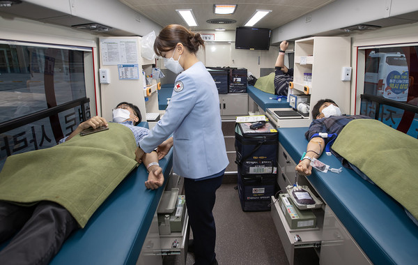 삼성 임직원들이 수원 삼성디지털시티에서 삼성 임원 기부로 제작된 신형 헌혈버스에 올라 헌혈에 참여하고 있는 모습. ⓒ삼성전자