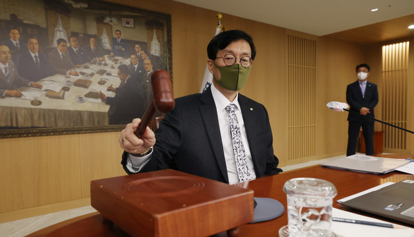 이창용 한국은행 총재가 24일 서울 중구 한국은행에서 열린 금융통화위원회 본회의에서 의사봉을 두드리고 있다.ⓒ연합뉴스