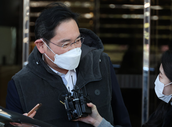 이재용 삼성전자 회장이 30일 서울김포비즈니스항공센터를 통해 귀국하고 있다. ⓒ연합뉴스