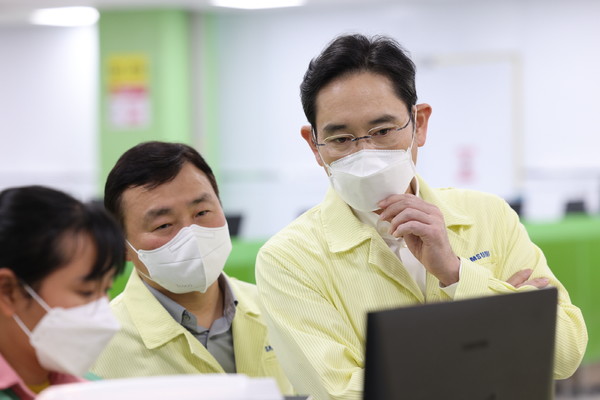 이재용 삼성전자 회장이 지난 22일 베트남 하노이 인근의 삼성전자 법인(SEV)을 방문해 스마트폰 생산 공장을 점검하고 있다. ⓒ삼성전자