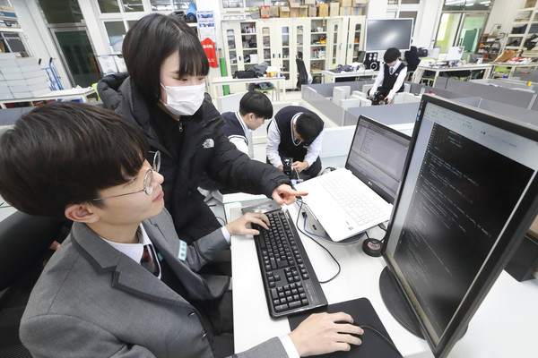 서울 강남구 서울로봇고에서 재학생들이 AI 교육을 받고 있다. ⓒKT