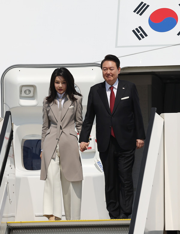 1박2일 일정으로 일본을 방문하는 윤석열 대통령과 김건희 여사가 16일 일본 도쿄 하네다공항에 도착, 공군1호기에서 내리고 있다. ⓒ연합뉴스