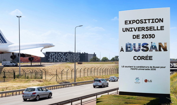 LG가 프랑스 파리 샤를드골 국제공항 인근 대형 옥외광고판에 선보인 '2030 부산세계박람회' 유치 응원 광고. ⓒLG