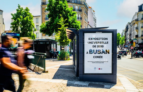 LG가 프랑스 파리 샤를드골 국제공항 인근 대형 옥외광고판에 선보인 '2030 부산세계박람회' 유치 응원 광고. ⓒLG