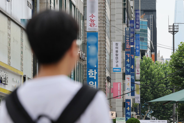 대학수학능력시험의 킬러문항(초고난도 문항) 논란 등으로 사교육비 문제가 화두로 떠오른 가운데 지난 2일 BC카드 신금융연구소에 따르면 학원 매출은 5년간 연평균 4.4%씩 늘어난 것으로 나타났다. 사진은 이날 서울 강남 대치동  학원가 모습 ⓒ연합뉴스