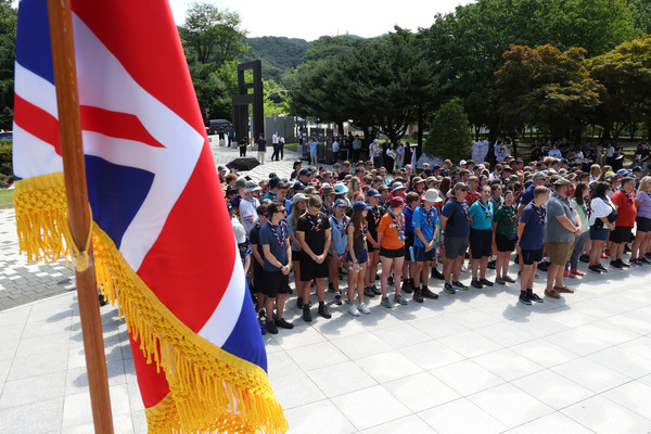 영국 스카우트 대원들이 8일 경기도 파주시 적성면 설마리 영국군 추모공원에서 추모비에 헌화 후 전투역사를 듣고 있다. ⓒ연합뉴스