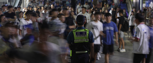 삼성과 LG의 프로야구 경기가 열리는 대구 야구장에서 '흉기 난동'을 부리겠다는 예고 글이 올라온 지난 5일 오후 대구 삼성라이온즈파크에서 경찰이 만일의 상황에 대비하고 있다. ⓒ연합뉴스