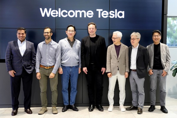 이재용 삼성전자 회장(왼쪽 세 번째)이 지난 5월 10일 미국 실리콘밸리에 위치한 삼성전자 북미 반도체연구소에서 일론 머스크 테슬라 최고경영자(CEO, 오른쪽 네 번째)와 만나 기념 촬영하고 있다. ⓒ삼성전자