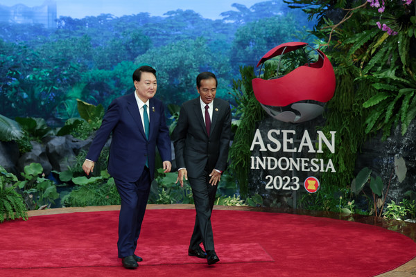 윤석열 대통령이 6일(현지시간) 인도네시아 자카르타 컨벤션 센터(JCC)에서 열린 한·아세안(ASEAN·동남아시아국가연합) 정상회의에서 조코 위도도 인도네시아 대통령의 영접을 받고 있다. [공동취재]ⓒ연합뉴스