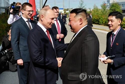 김정은 북한 국무위원장(오른쪽)과 블라디미르 푸틴 러시아 대통령이 13일(현지시간) 러시아 극동 아무르 지역 보스토치니 우주기지에서 만나 회담에 앞서 악수하고 있다. 이날 두 사람은 지난 2019년 4월 회담 이후 4년 5개월 만에 대면했다.  ⓒ연합뉴스